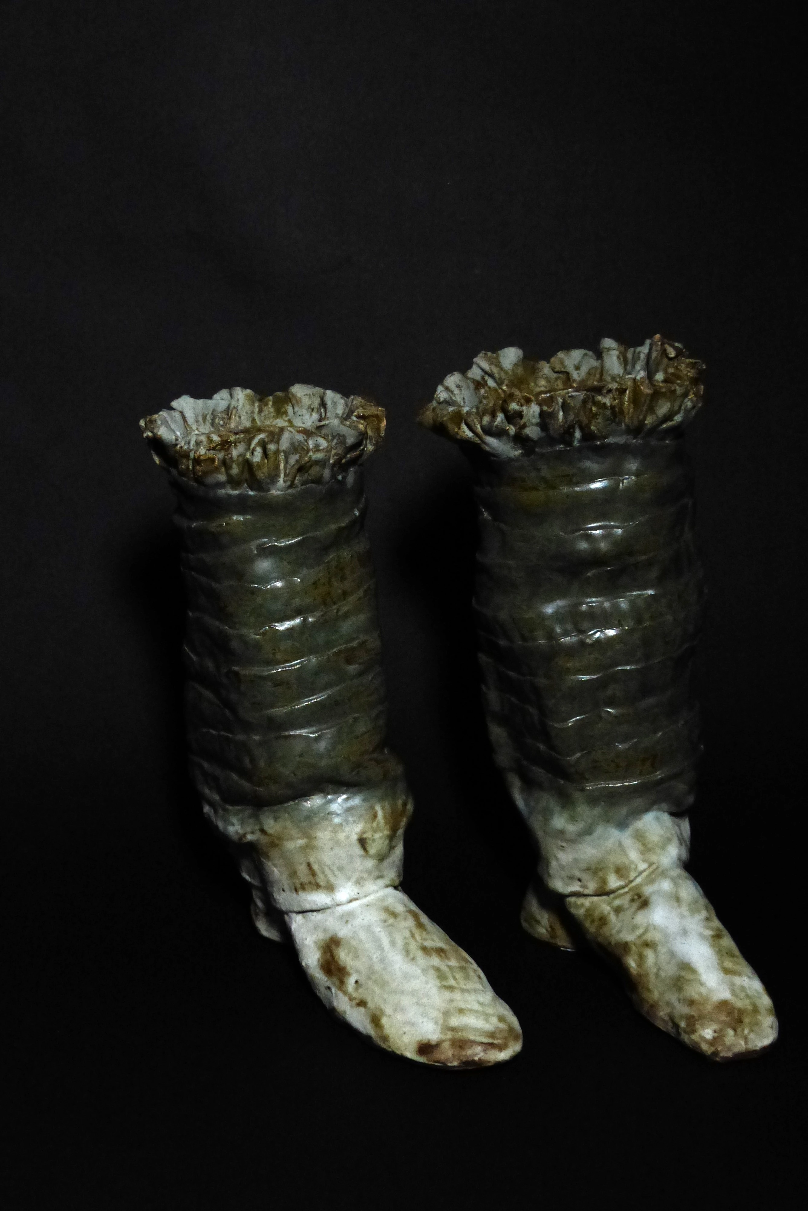 Sculpture de botte en terre, froufrous sur les bords