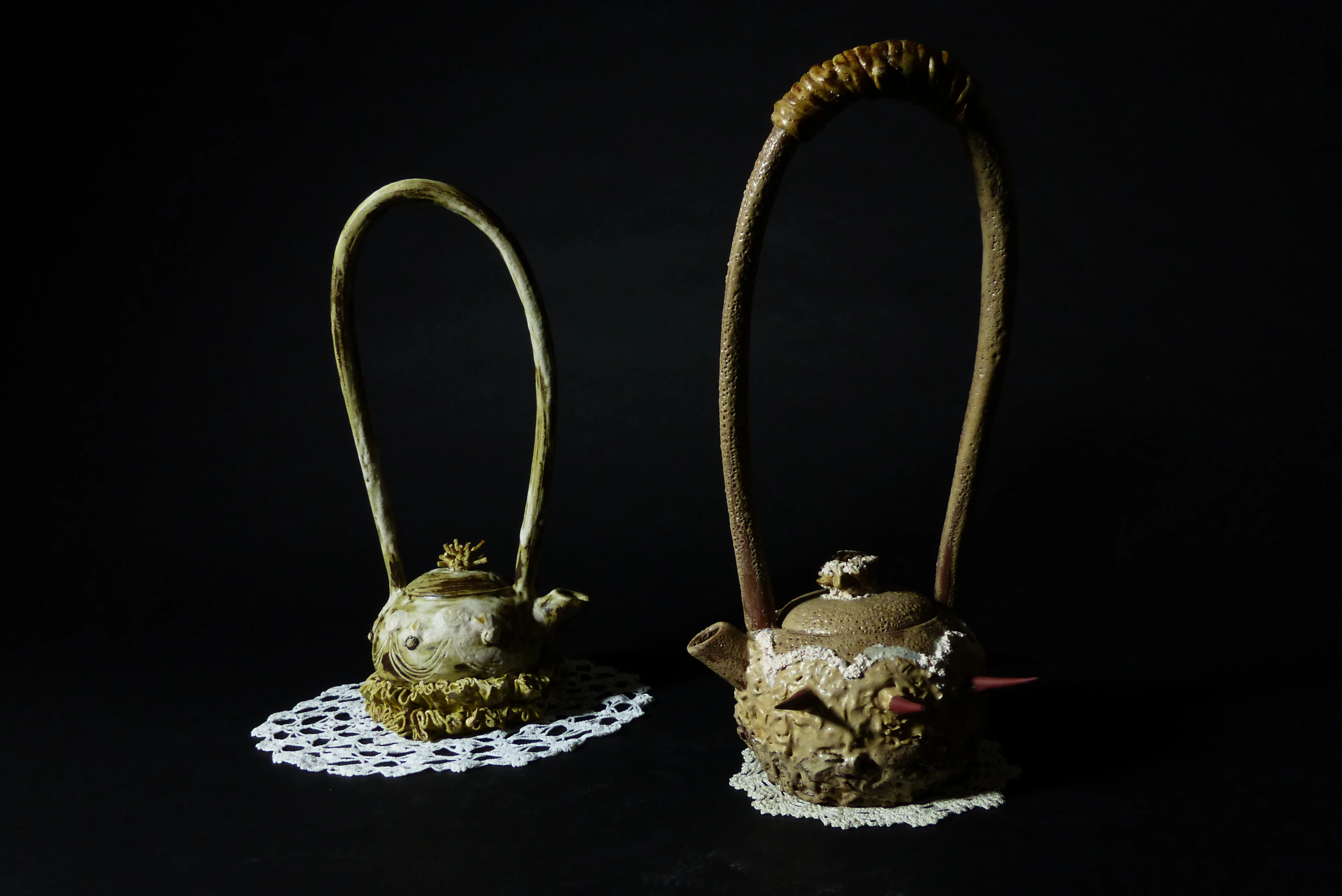 Sculpture de deux théières sac à main avec une très longue anse pour la porter sous le bras