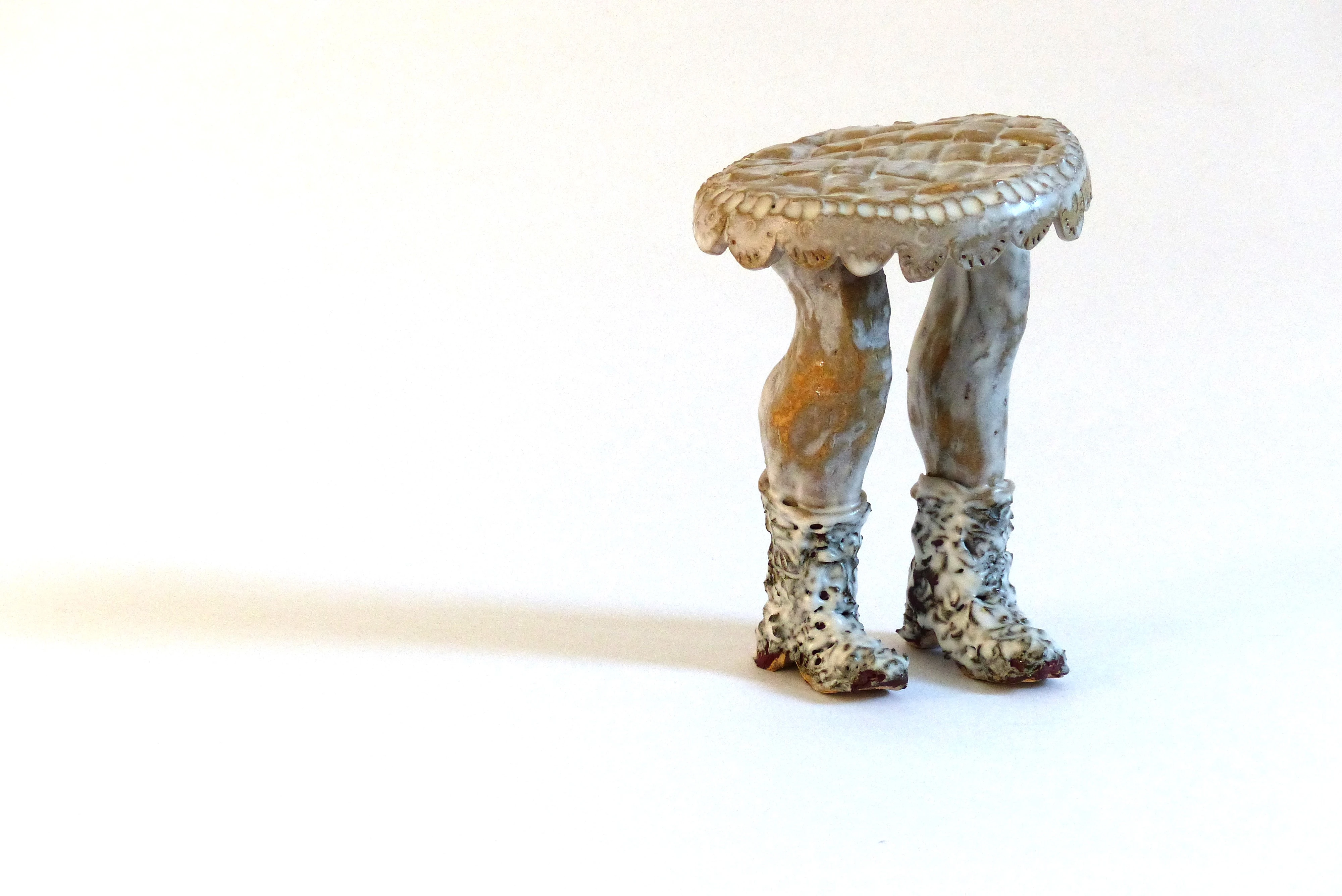 Sculpture d'une petite table à bottes fourrées en terre cuite