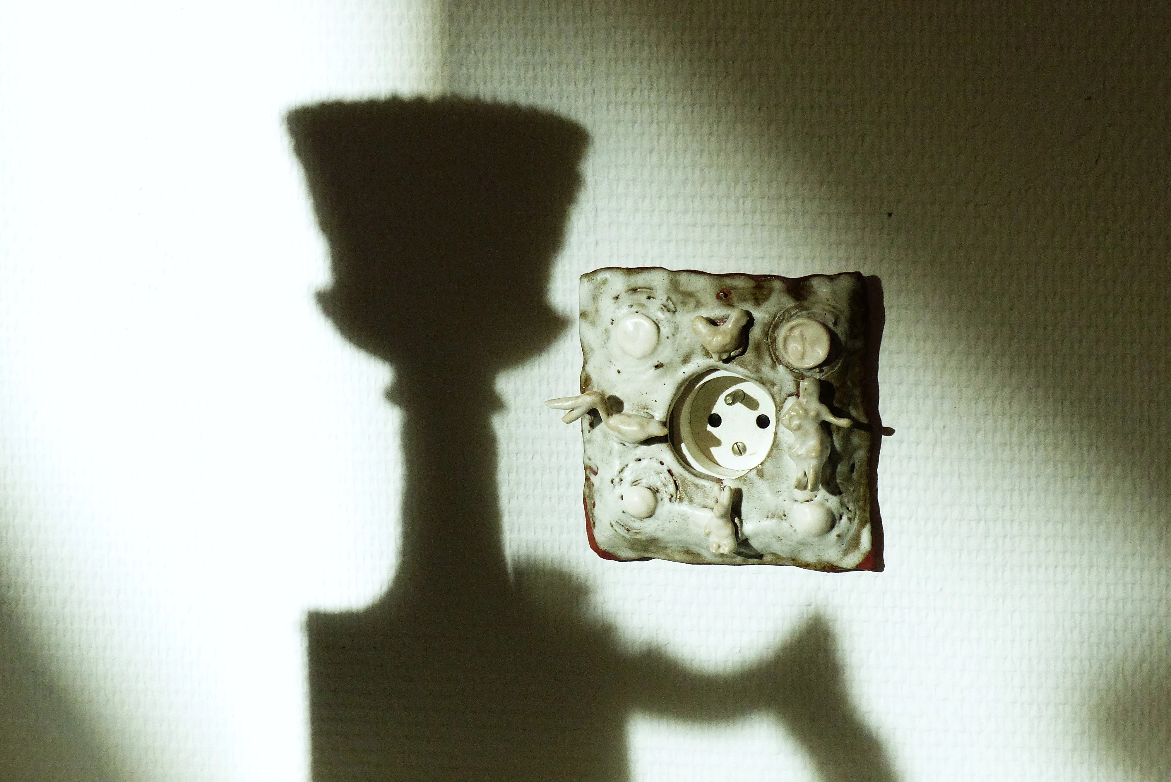 Sculpture d'un cache prise en céramique, pastillage de boutons en porcelaine, moulage de personnages