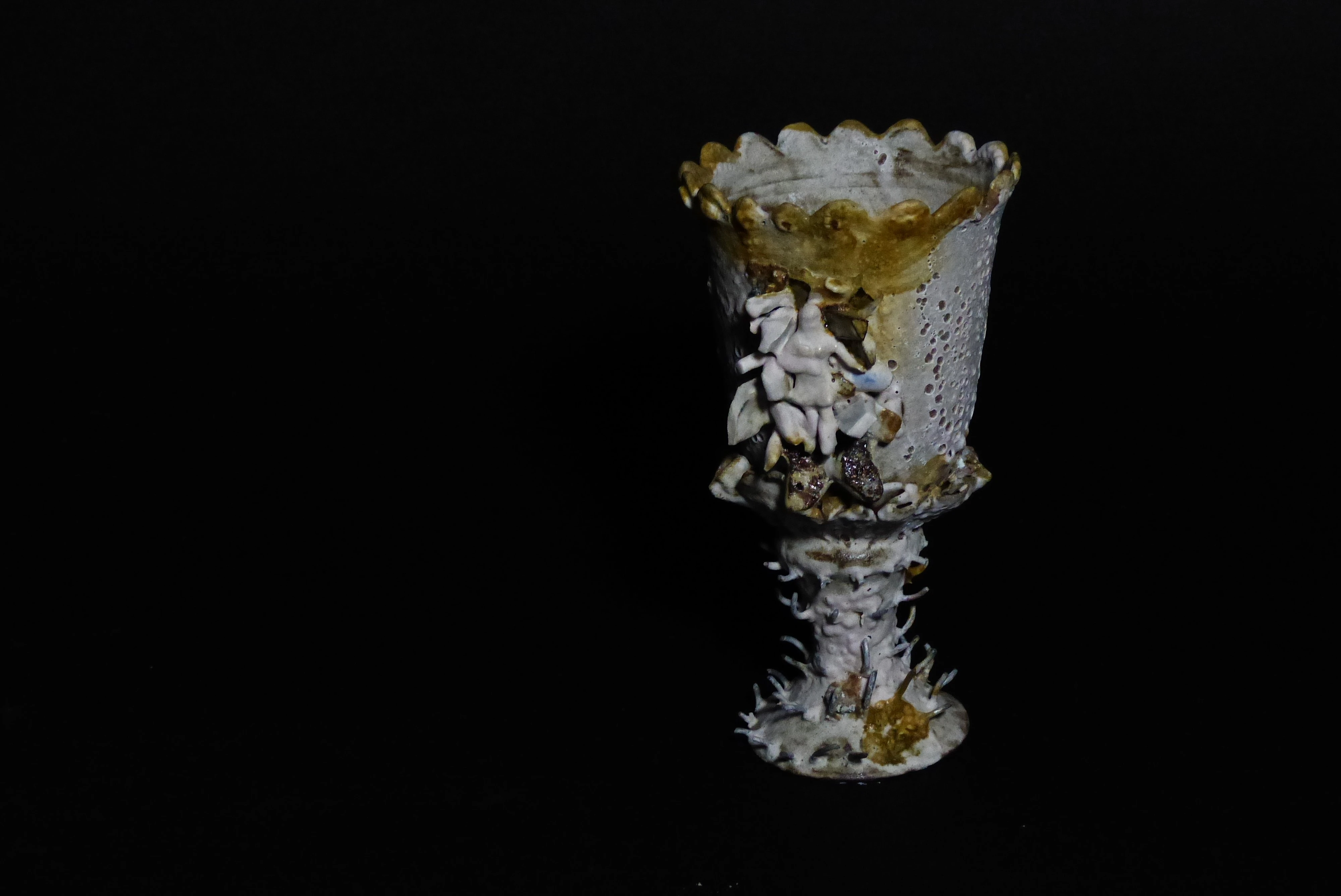 Sculpture d'un calice ornementé de moulage d'une dame, de résistances de four et de tessons glanés