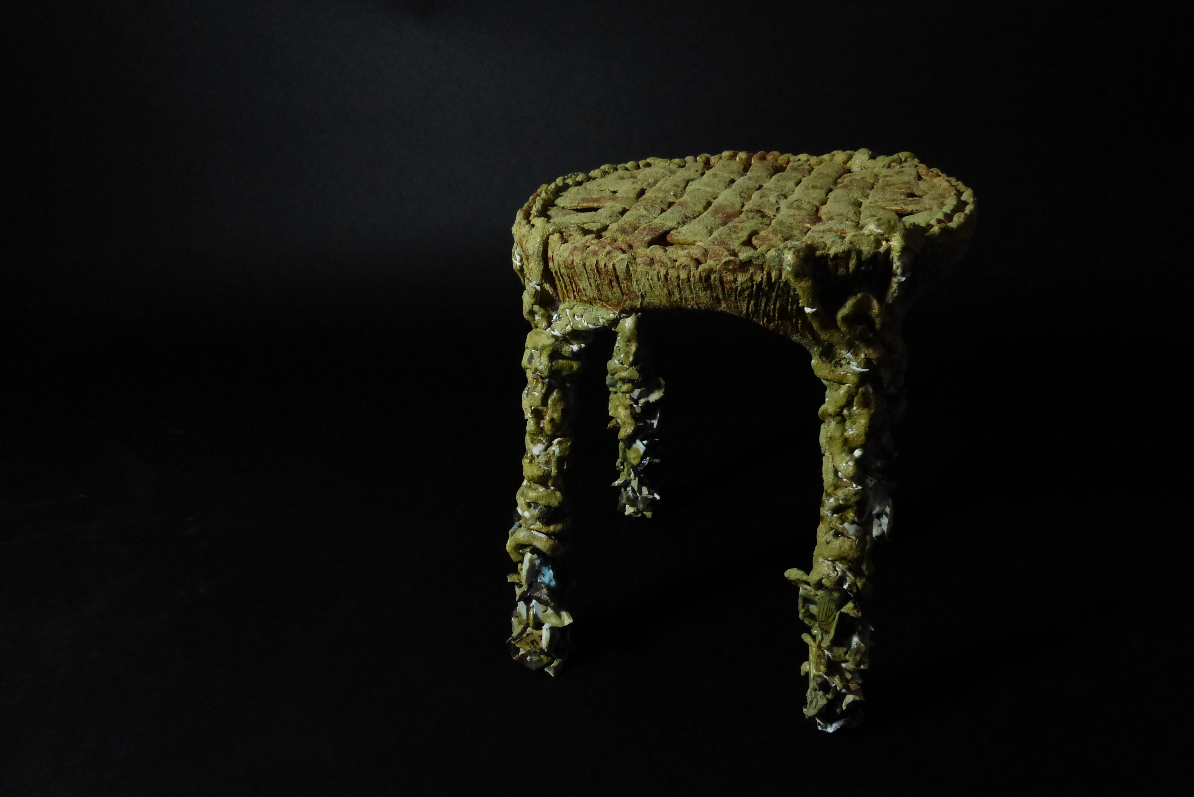 Sculpture d'un tabouret en terre tressé, ajout d'éléments modelés, de tessons glanés