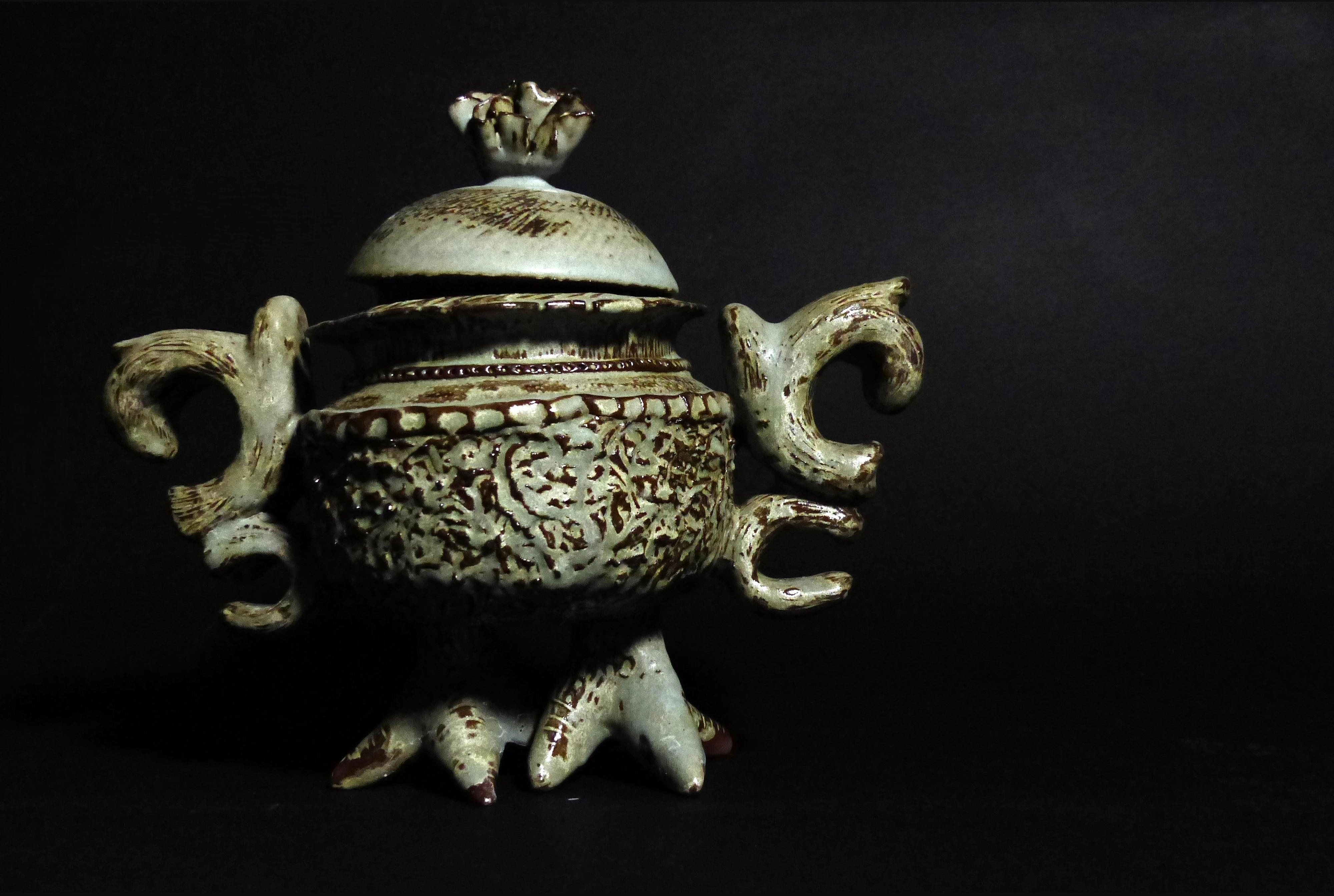 Sculpture d'un rafraichissoir avec des pieds de poulet, ornementé avec oppulence, émail gris bleuté