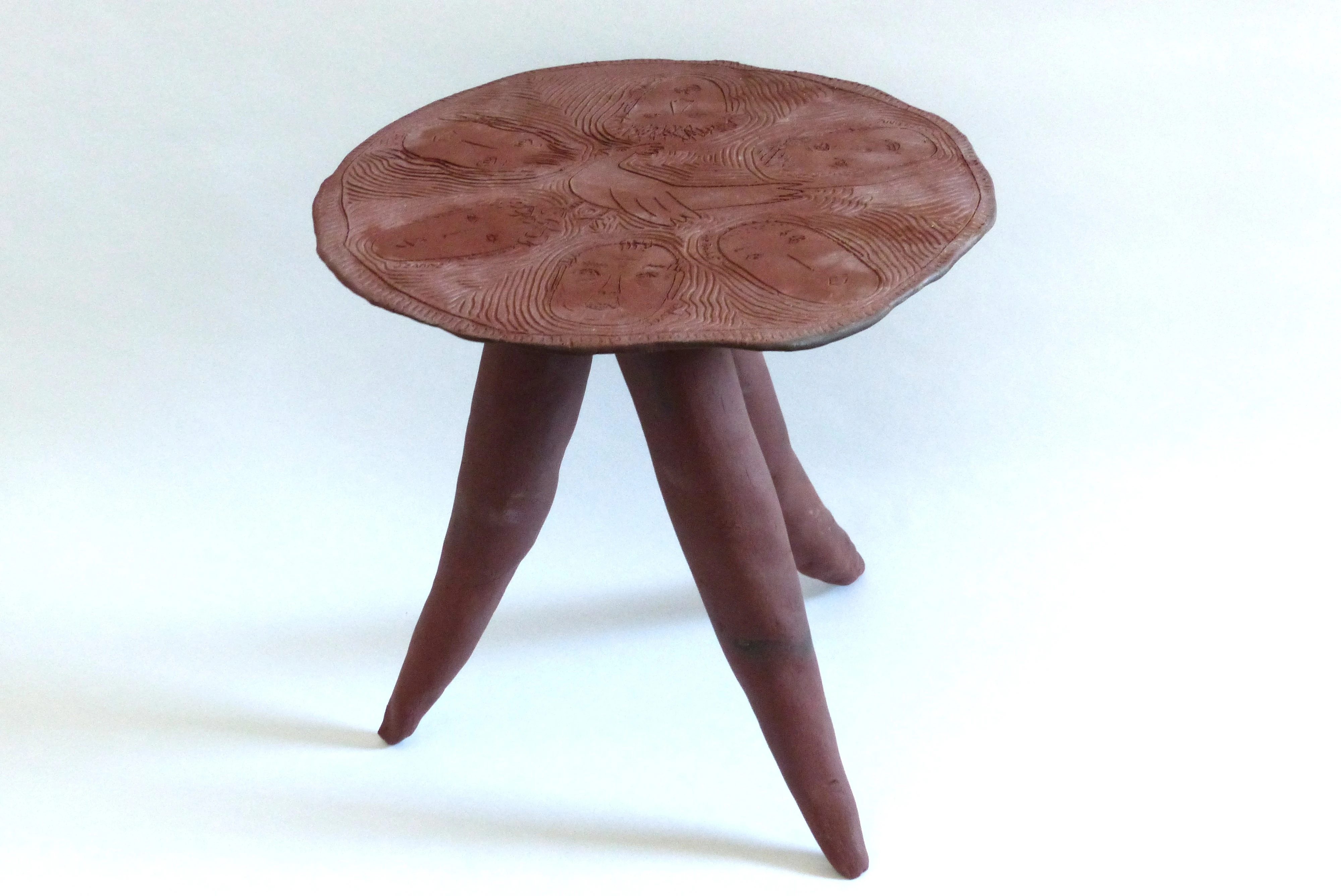 Sculpture table basse à trois pieds en terre cuite