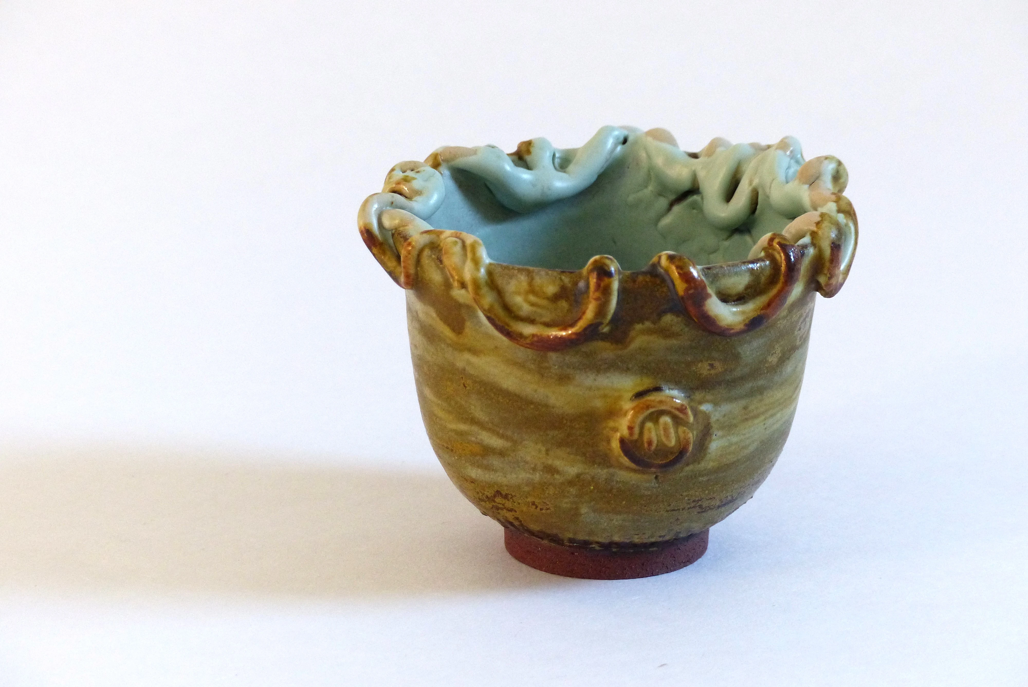 Sculpture d'un petit bol tournée ornementé de modelage et de pastillage