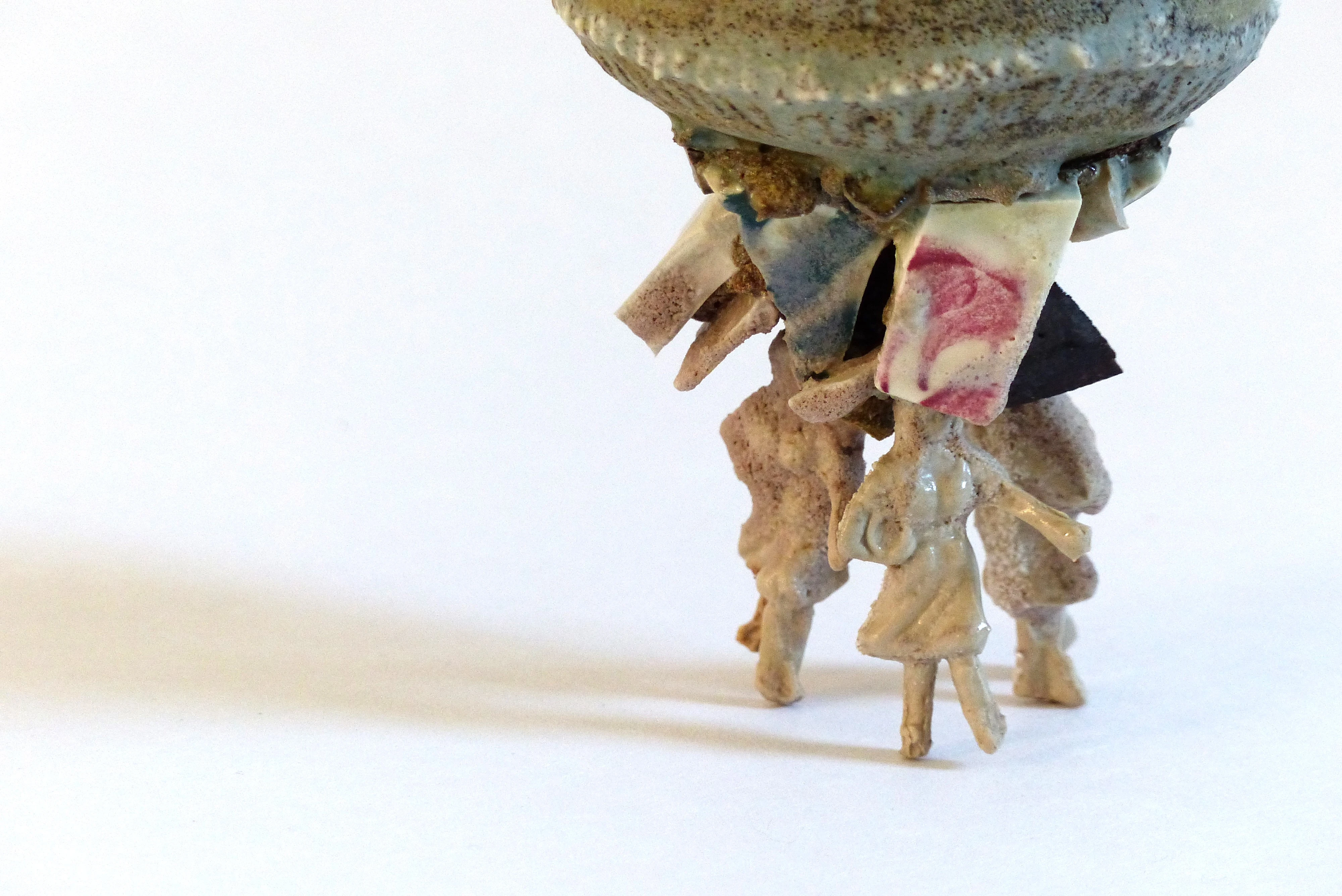 Zoom sur une sculpture avec trois dames moulées