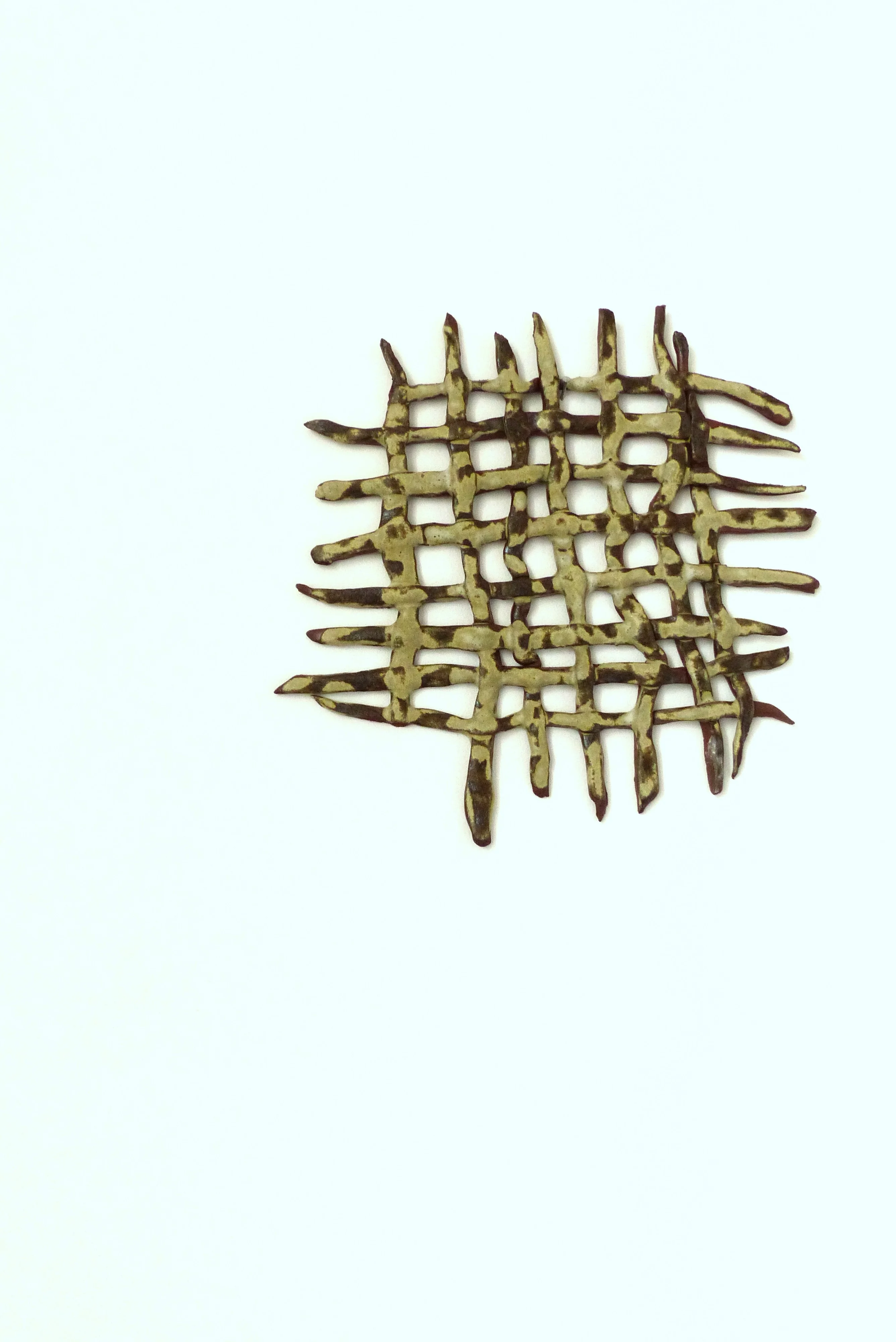 Sculpture murale modelé, quadrillage, tressage de la terre