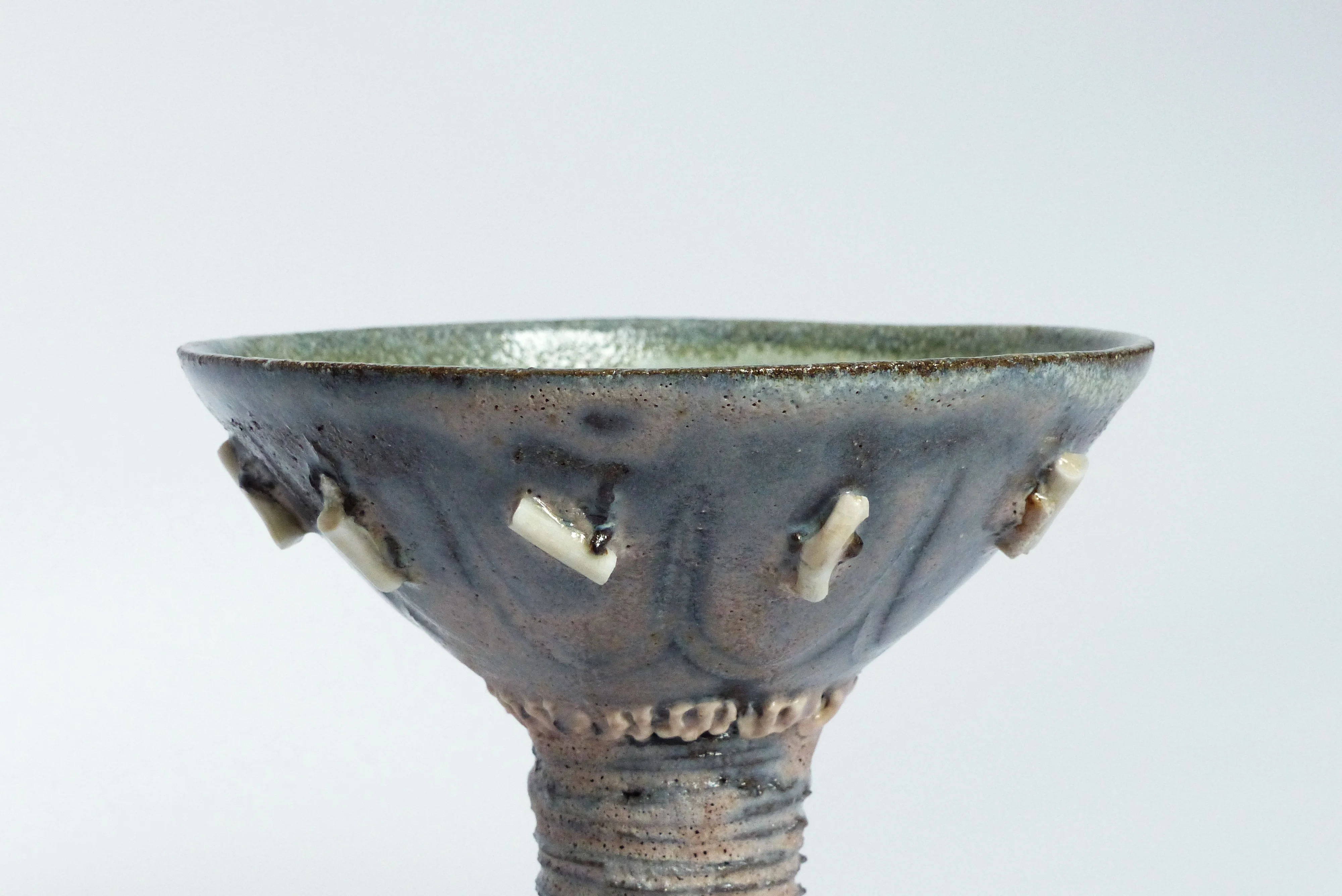 Sculpture coupe émaillé tournée avec des gravures et des tessons de porcelaine