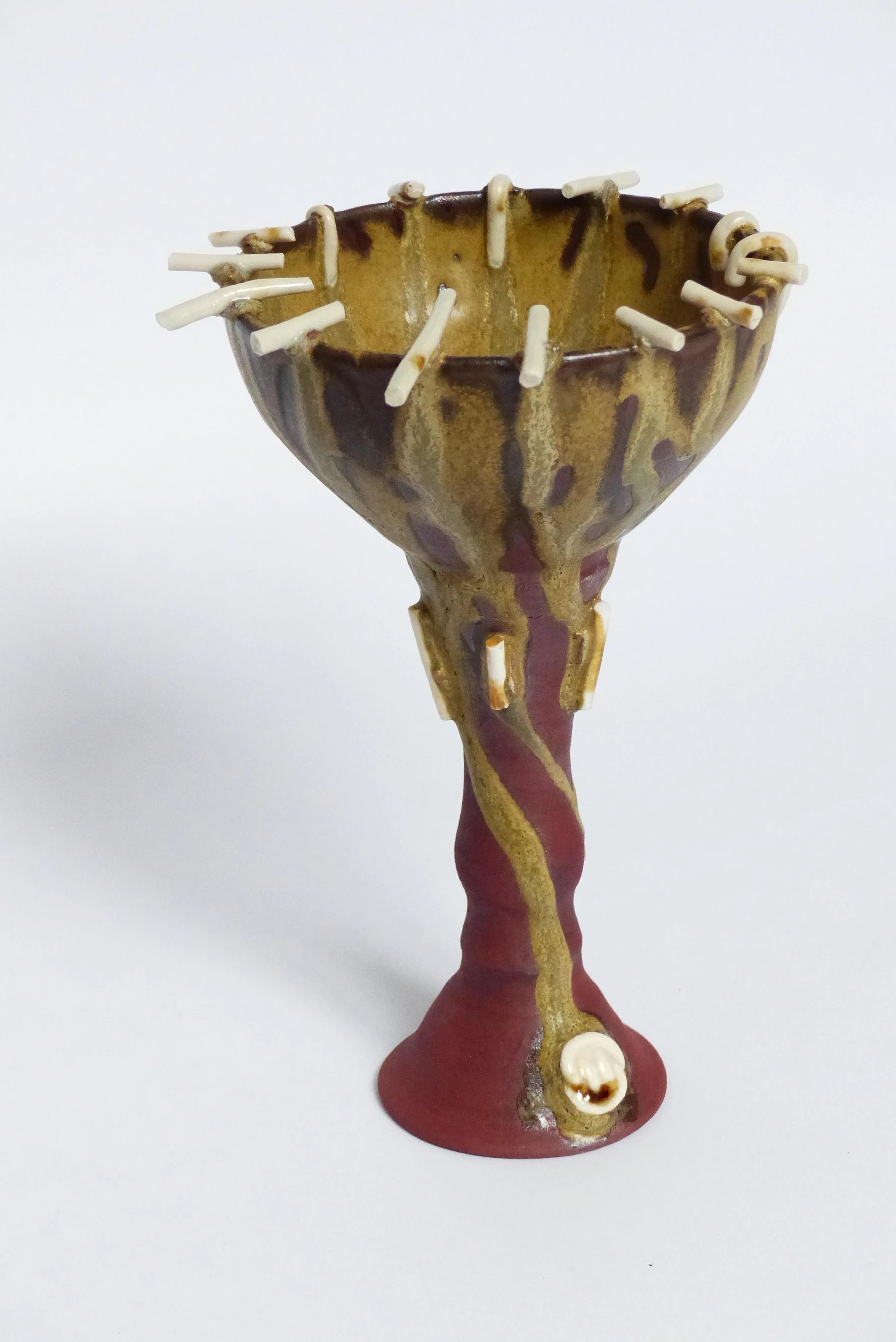 Sculpture coupe à pied tourné avec des tessons de porcelaine et des coulures d'émail