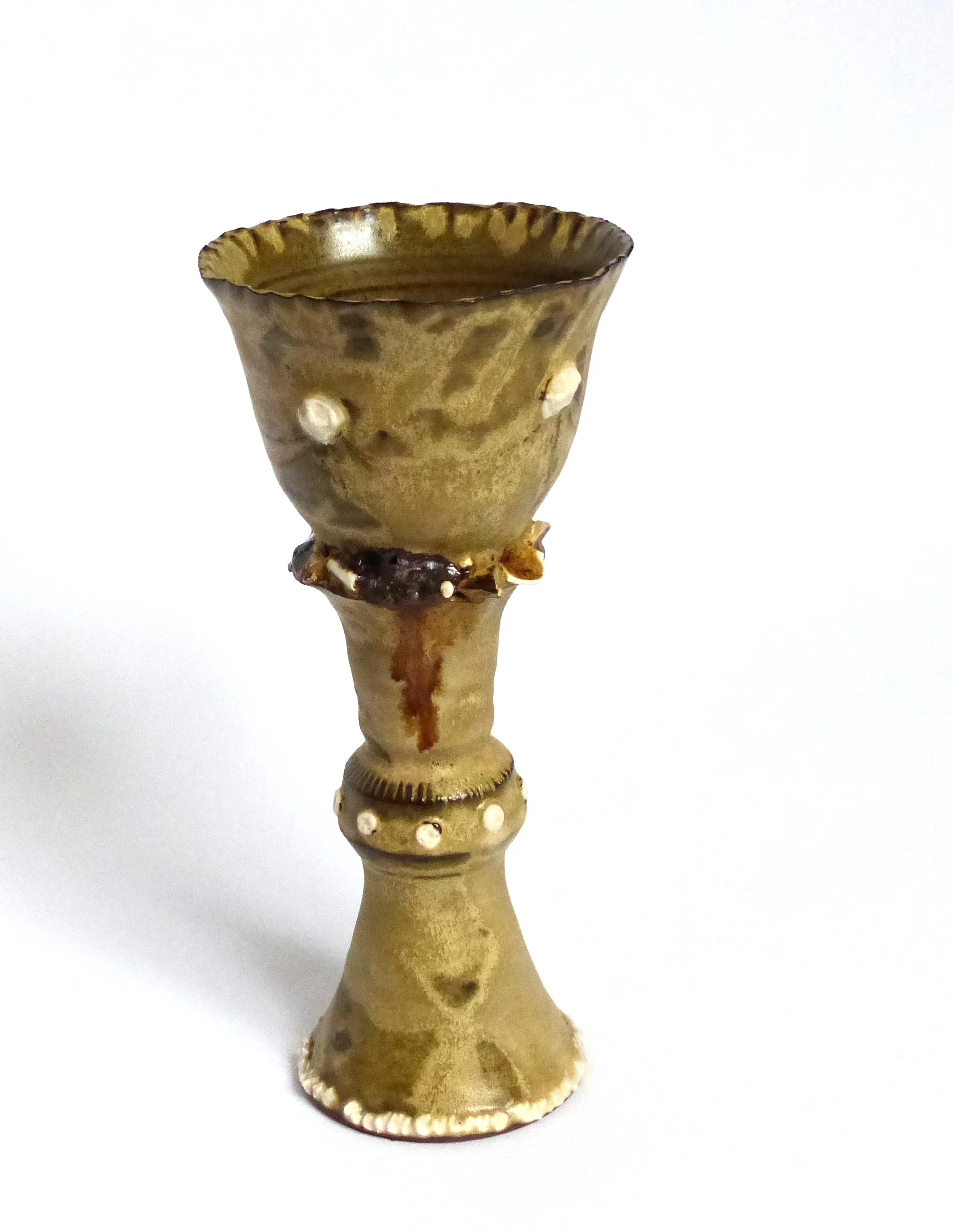 Sculpture verre tourné avec un haut pied, ornementé de porcelaine et de tessons glanées, basalte