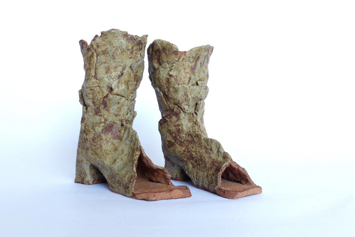 Sculpture de bottines, émail caillou