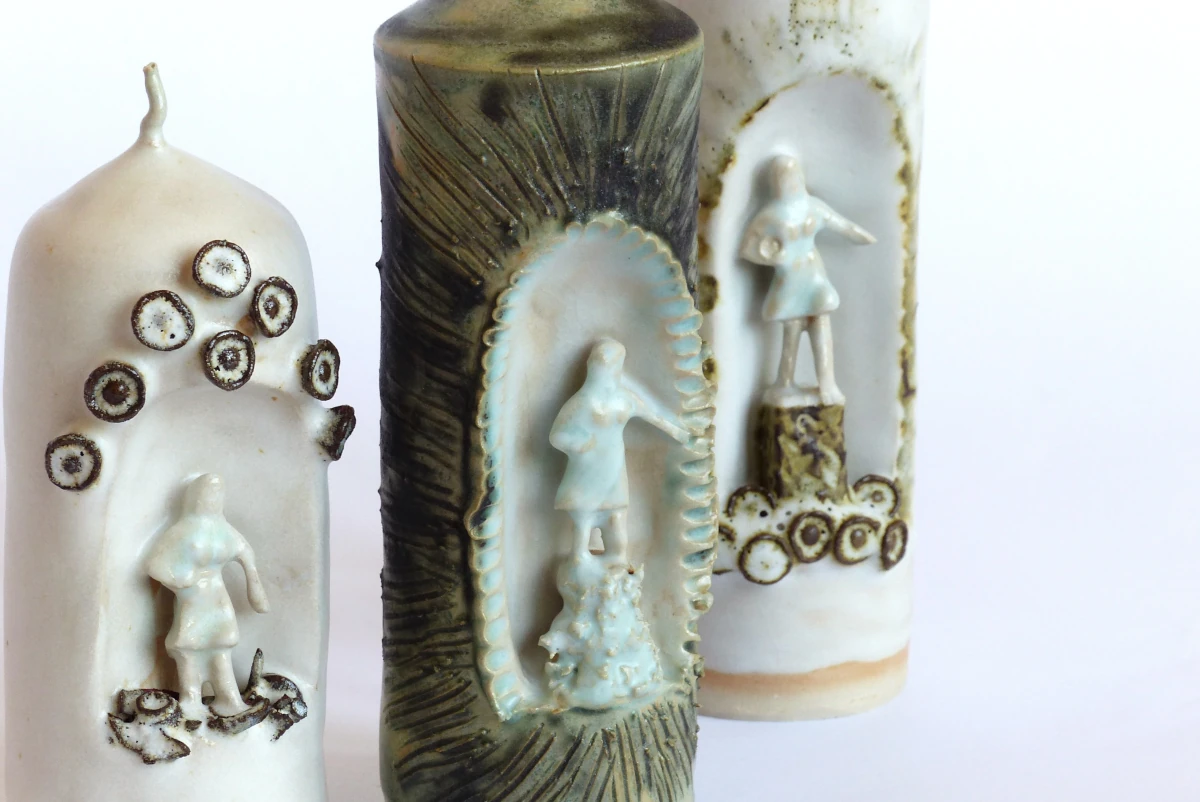 Sculpture de bougies, ornementés aevc des moulures de femmes