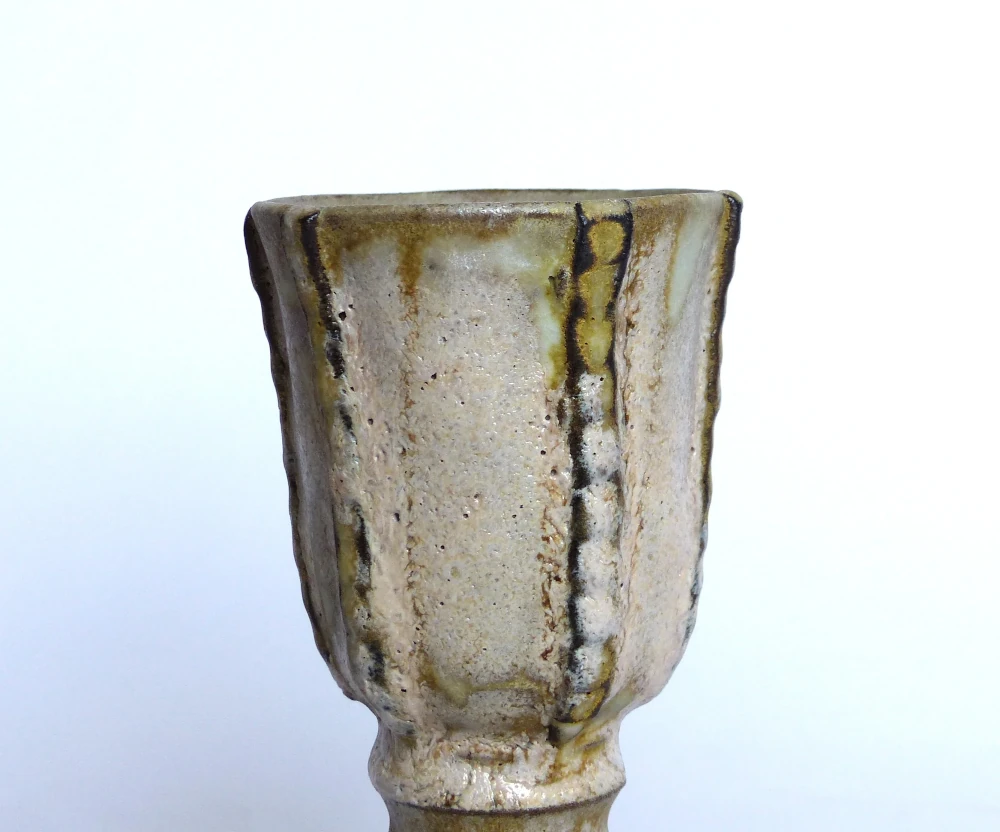 Détail d'un verre à pied émaillé