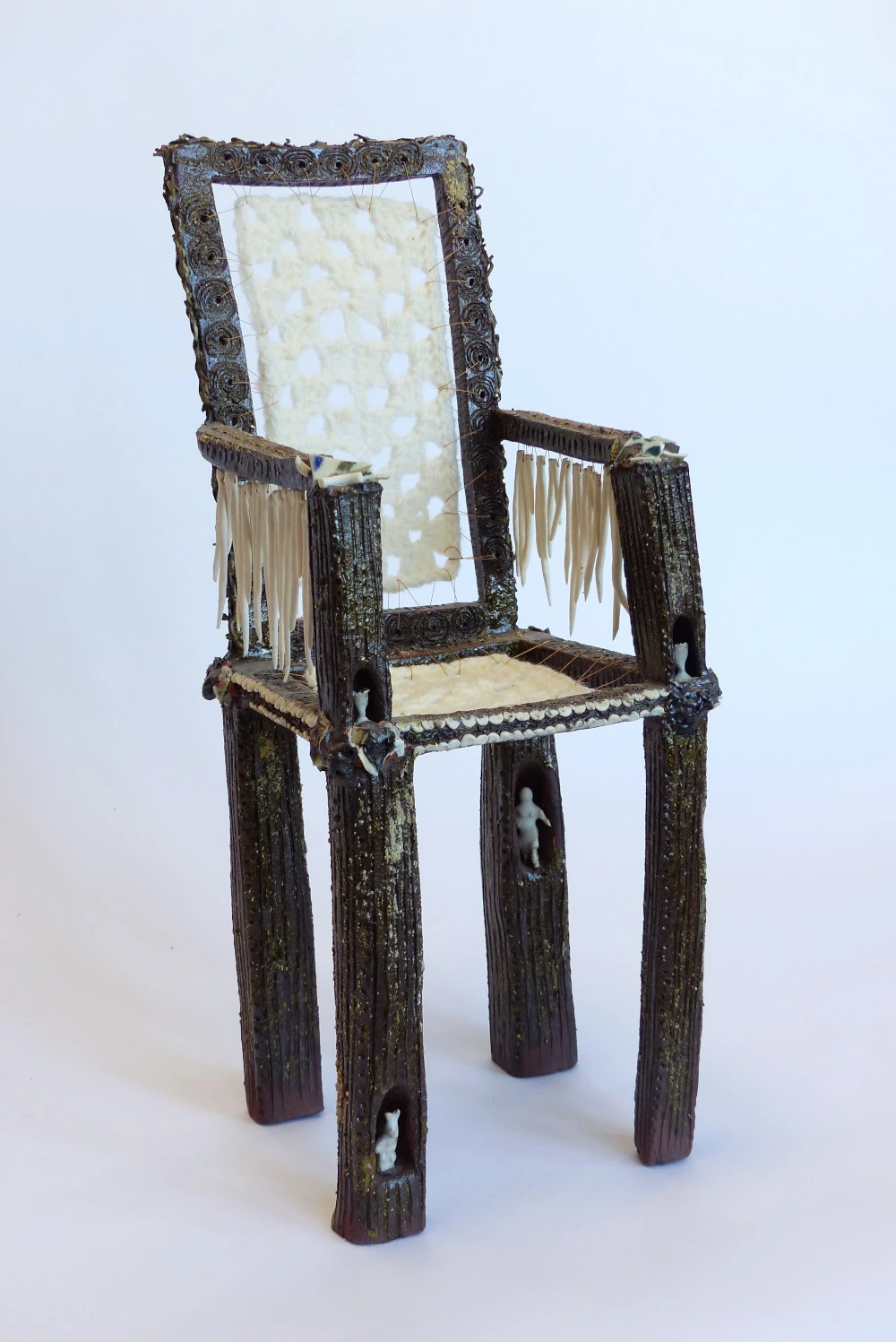 Chaise haute modelé en terre, assise et dossier en crochet