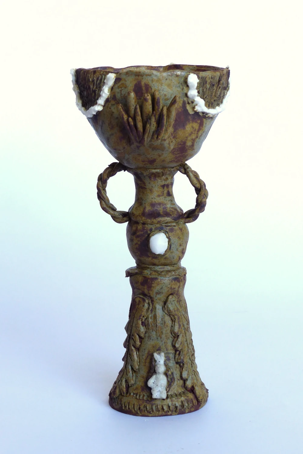 Coupe tournée, décorée avec un lapin et des tresses de terre