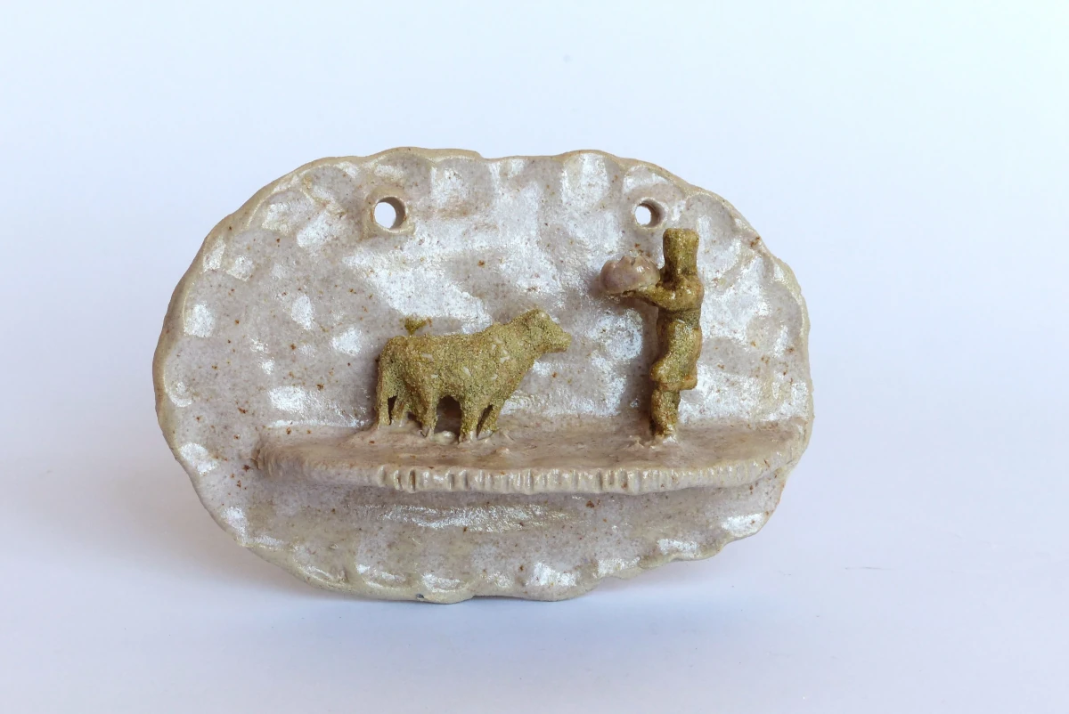 Sculpture représentant le couronnement d'une vache par une dame
