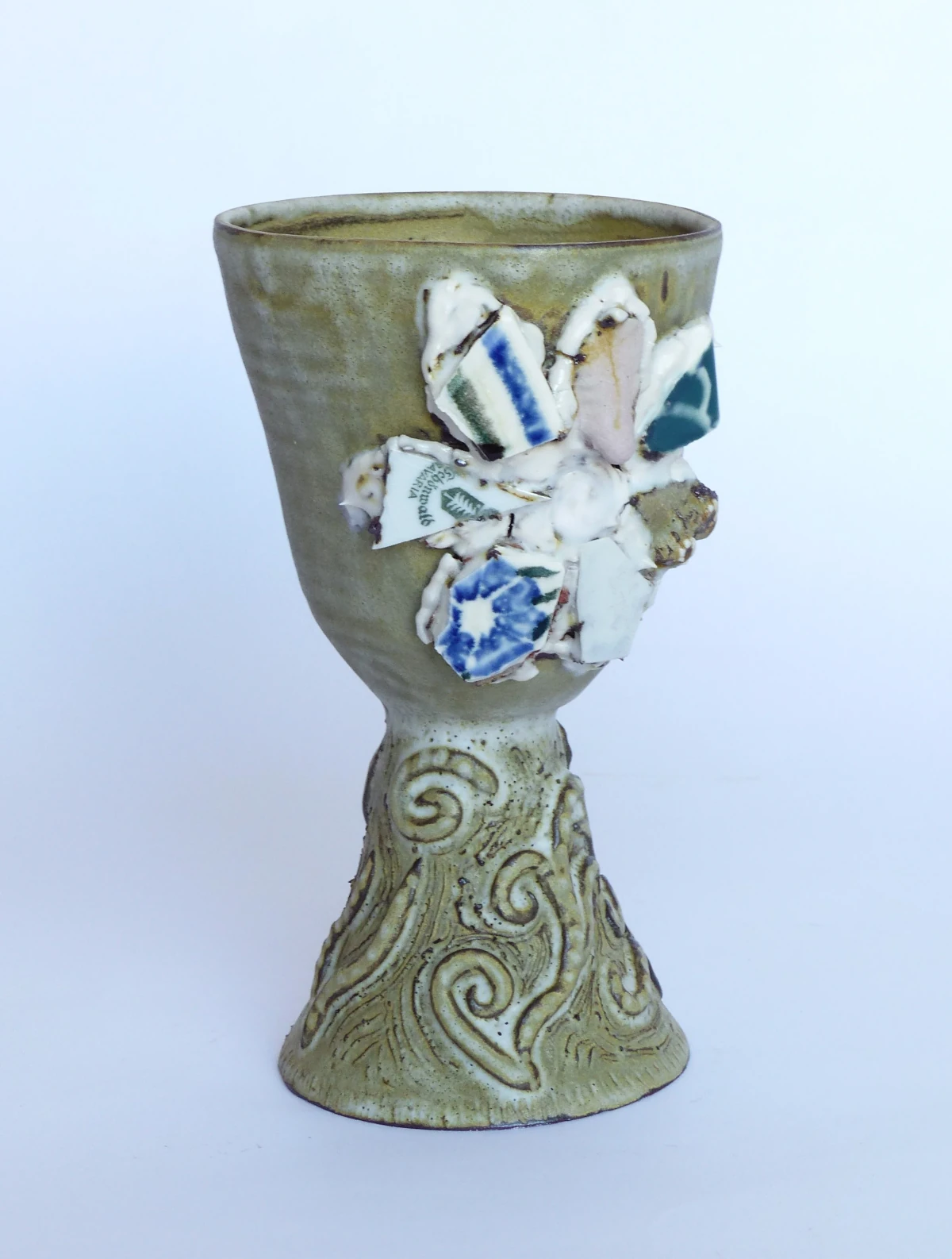 Coupe tournée, décorée avec des tessons glanés, émail de cendre