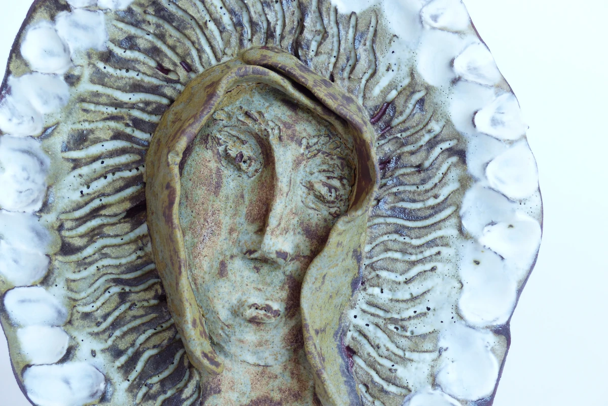 Portrait d'une femme voilée en bas relief