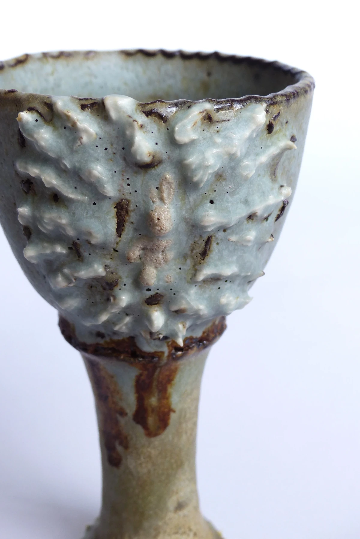 Coupe à pied tournée, ornement en porcelaine, lapin incrusté, émail bleu