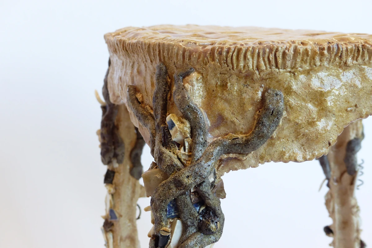 Détail d'une sculpture représentant un tabouret