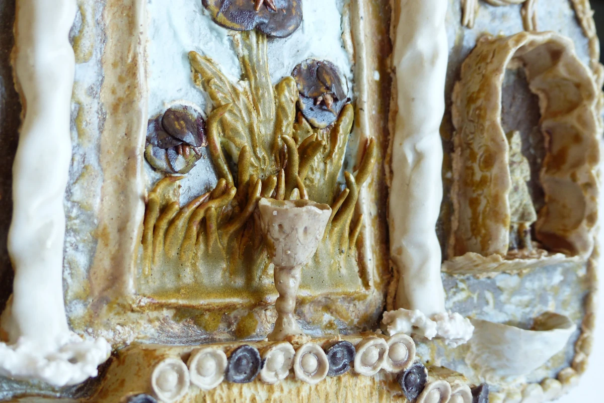 Détail d'un retable en terre