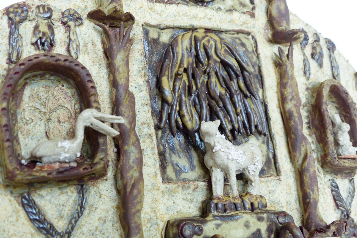 Détail d'un retable en terre