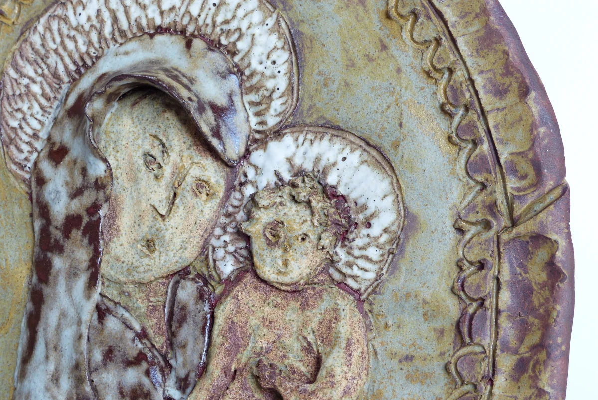 Mural en terre représentant une vierge à l'enfant