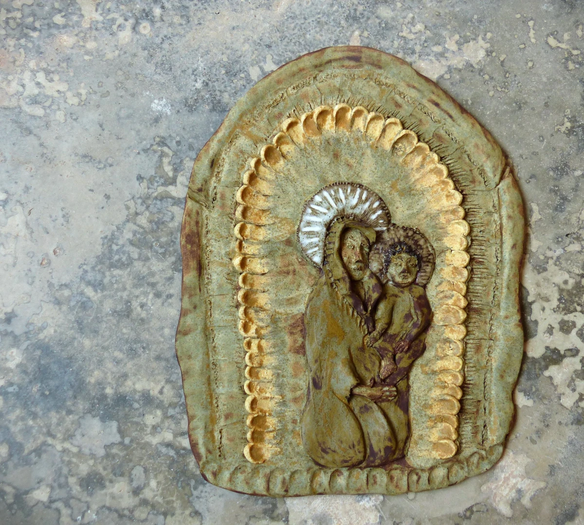 Mural en terre représentantune vierge à l'enfant