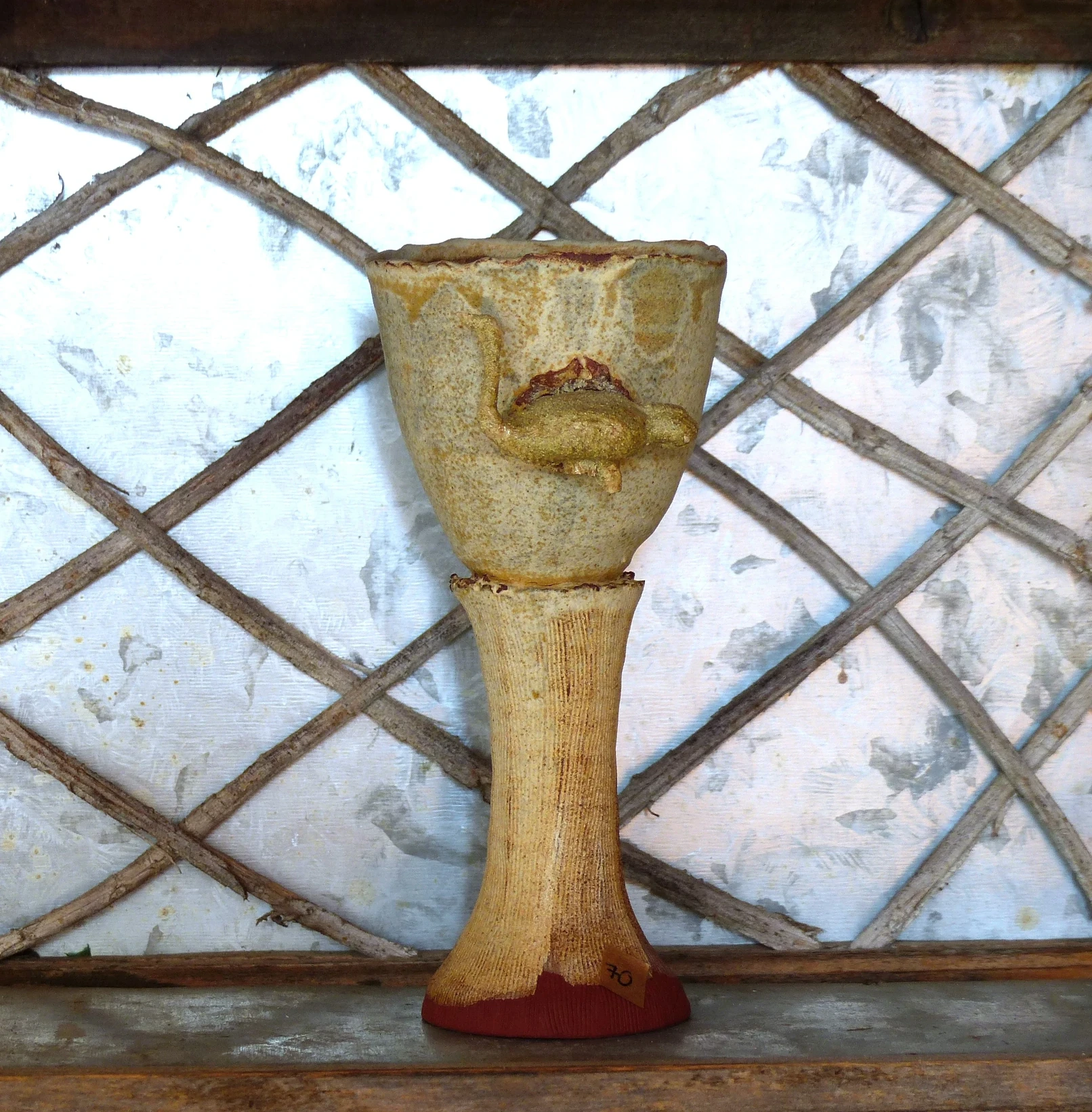 Coupe posé sur une étagère