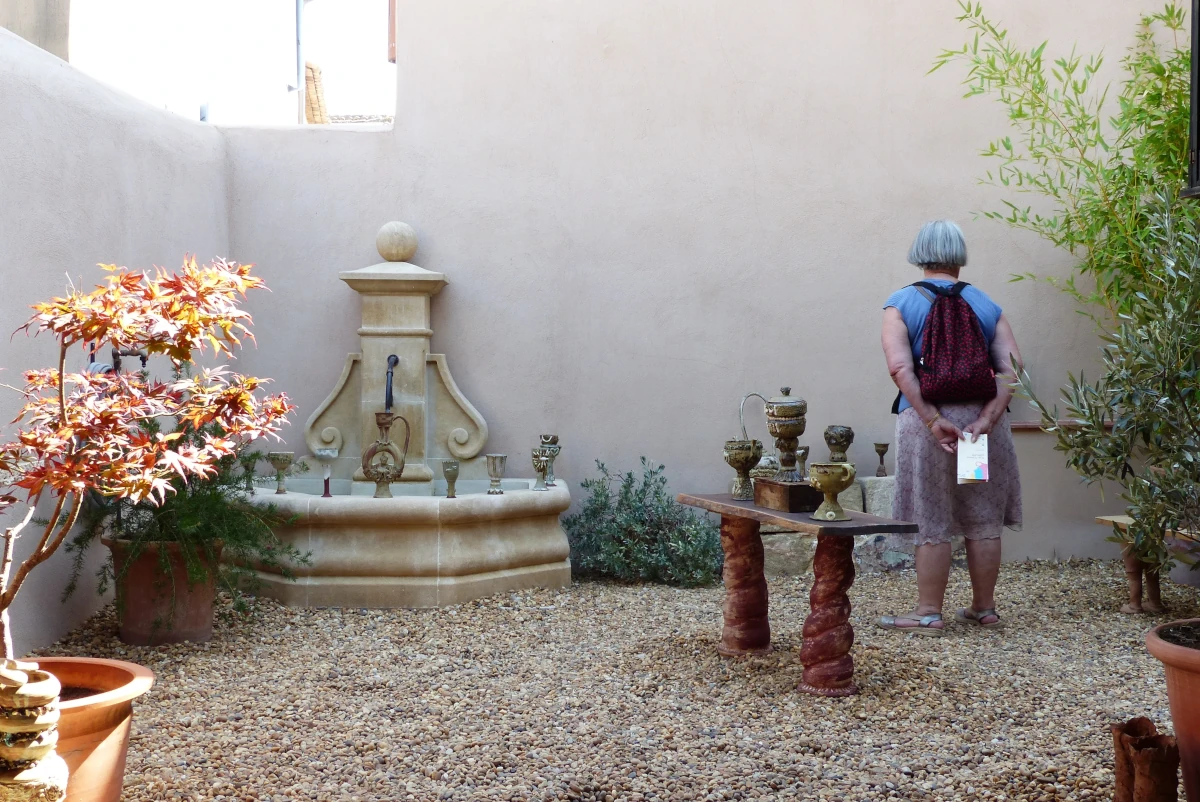 Vue d'ensemble avec une personne qui observe les sculptures