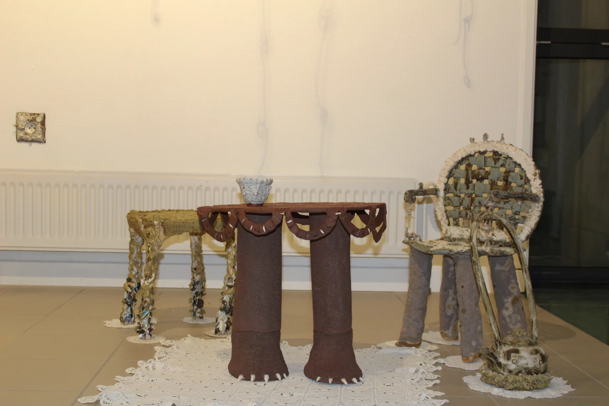 Ensemble de table et de chaises en céramique