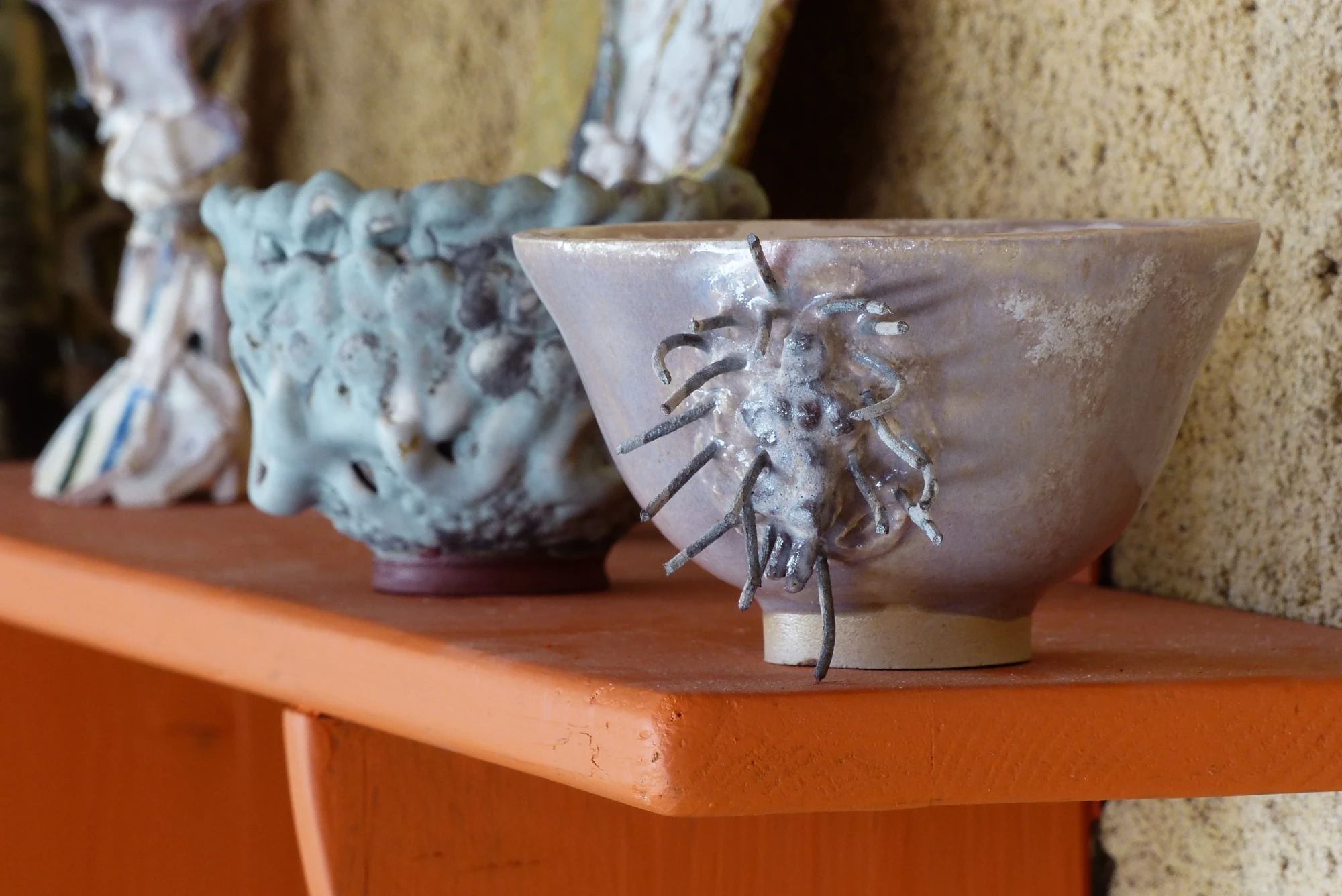 Tasse posée sur une étagère