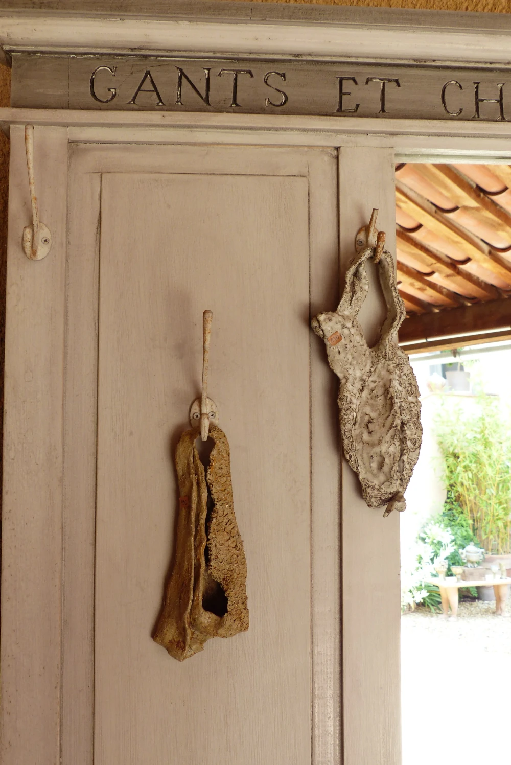 Une sculture de soutien gorge et de grosse culotte accroché à un porte manteau