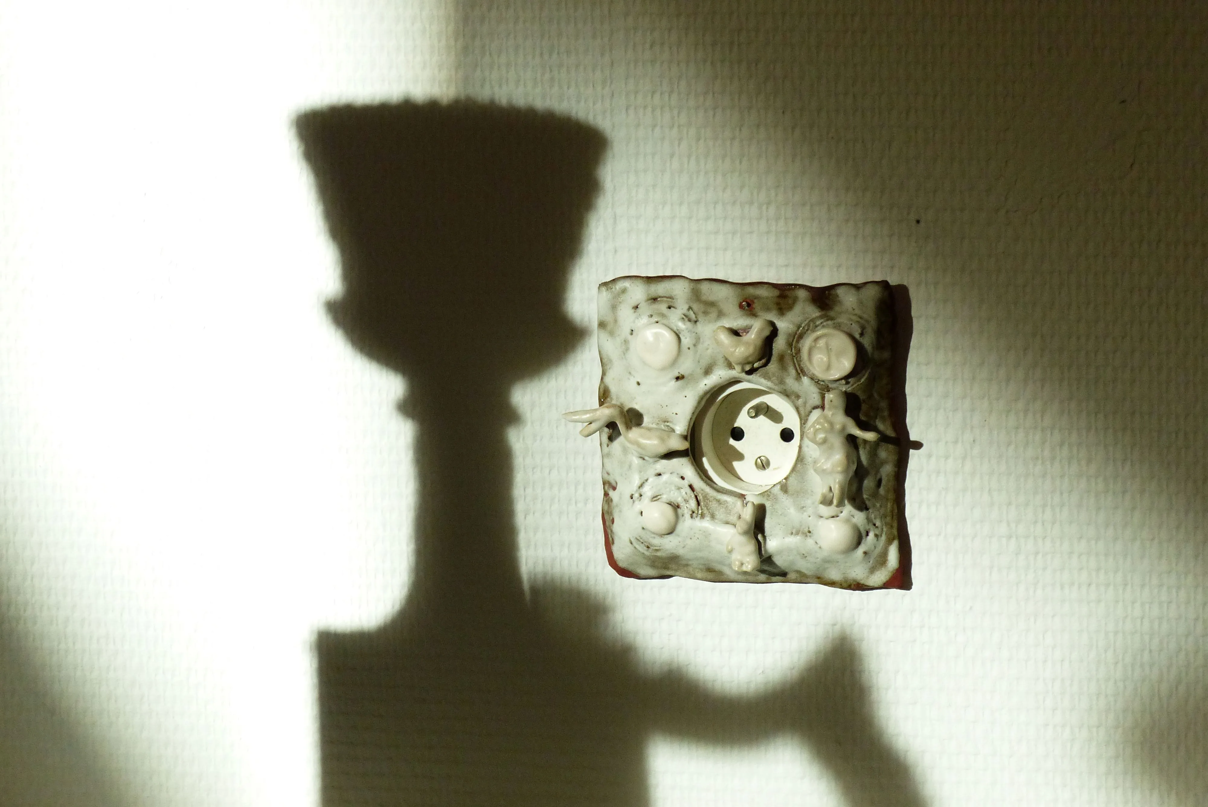 Cache prise en céramique - pièce sculptural