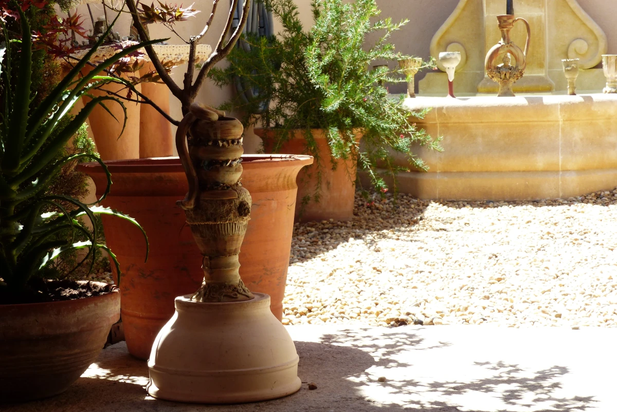 Pot en terre avec une fontaine en arrière plan