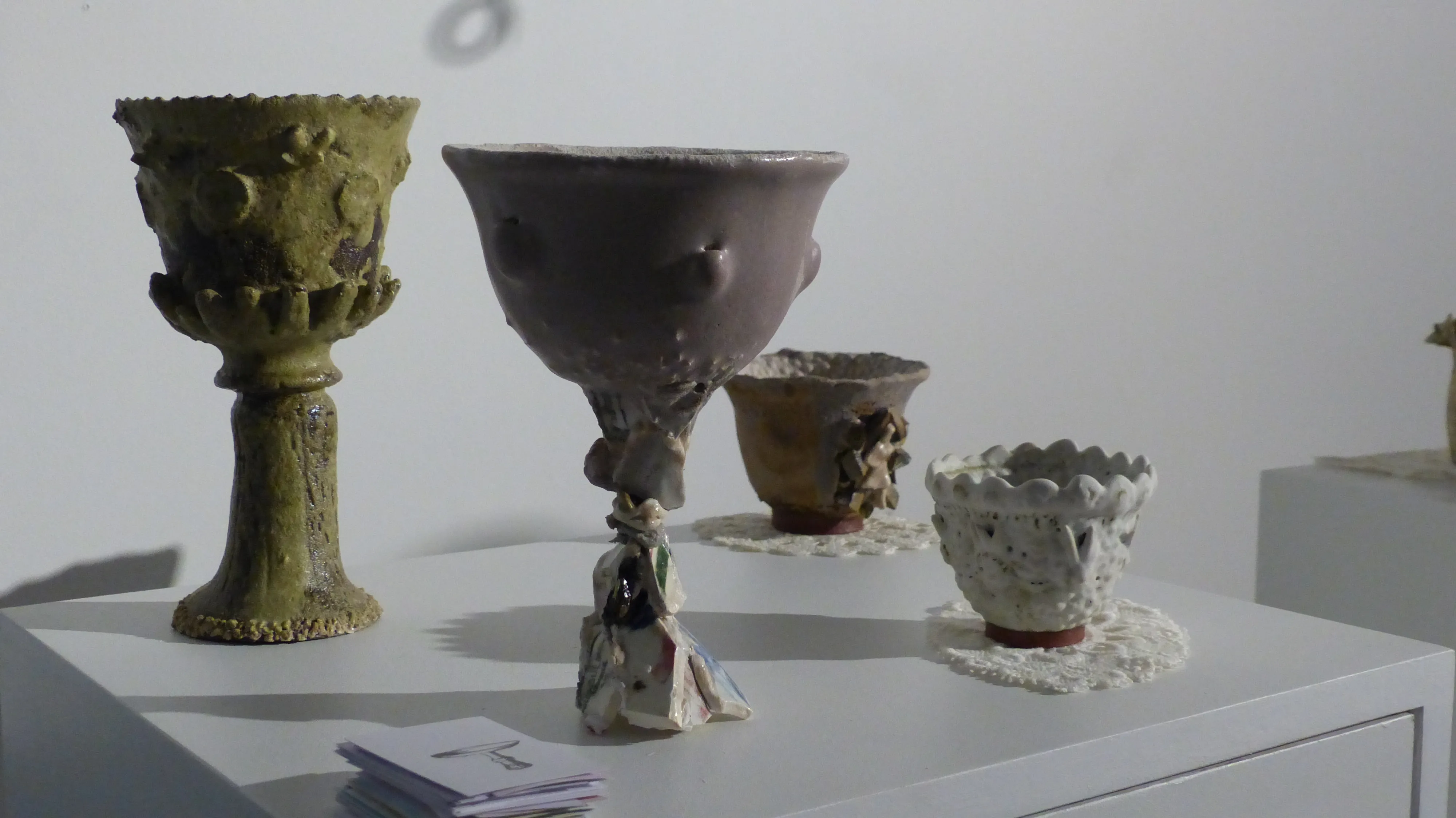 Socle avec des sculptures dessus