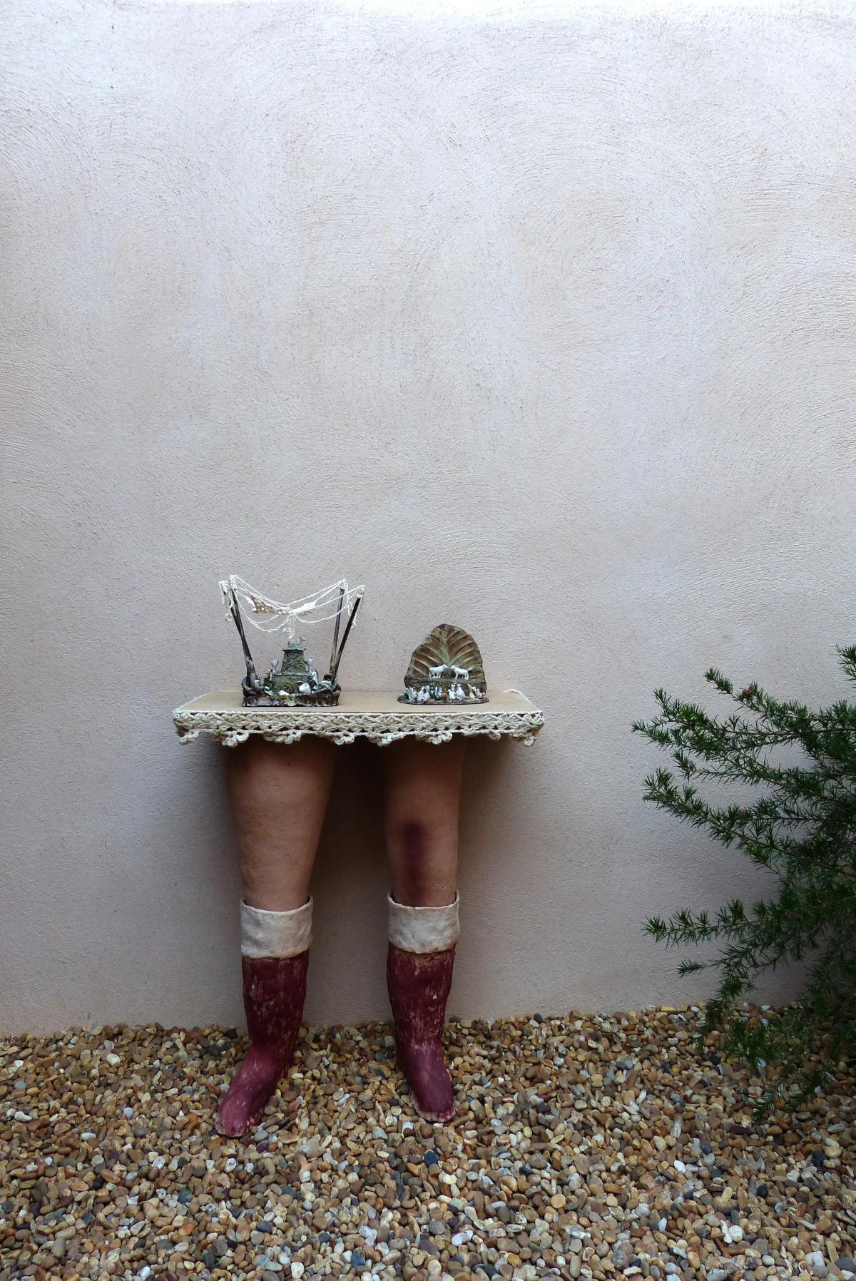 Table à botte avec des sculptures dessus