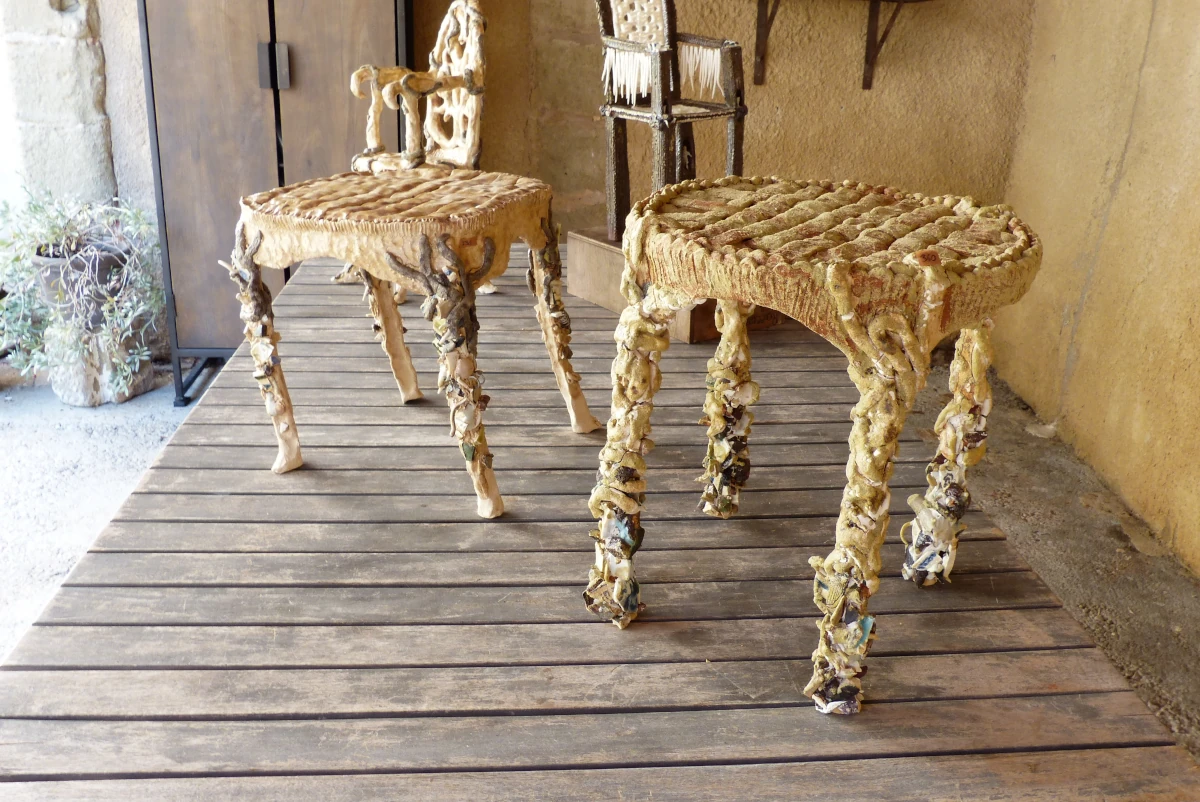 Vue d'ensemble de la table présentant des sculptures de chaises et tabouret